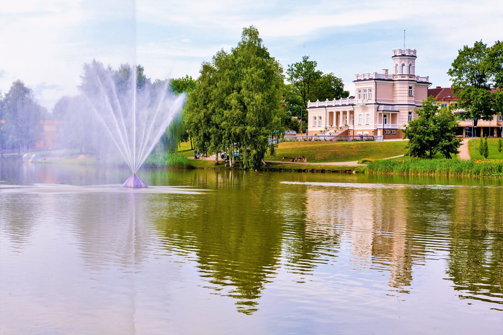 A fountain on Lake Druskonis and a pink lakeside villa in Druskininkai.